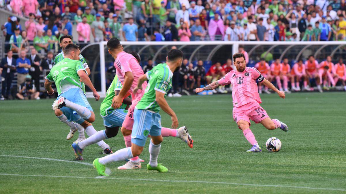 El delantero del Inter Miami Lionel Messi dispara a puerta ante el Sounders, en el partido final de la Leagues Cup celebrado el 31 de agosto de 2025 en el Lumen Field en Seattle.