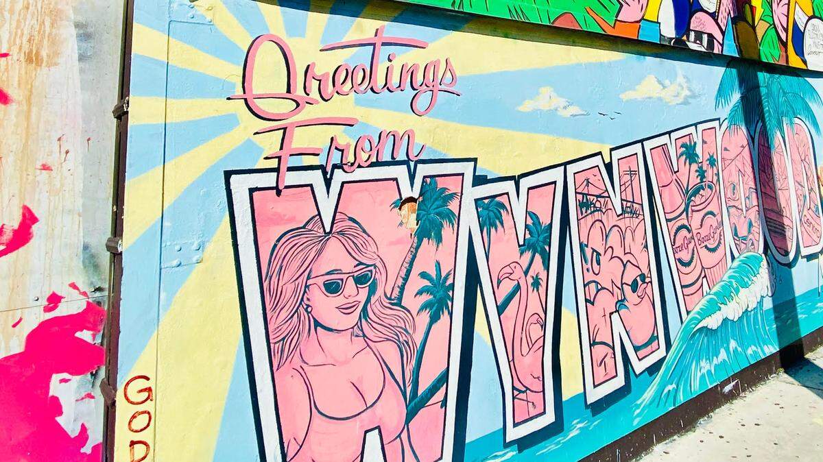 Un mural de bienvenida en el barrio de Wynwood en Miami, Florida