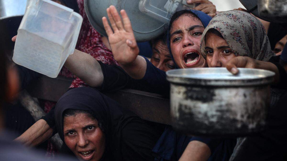 Palestinos se reúnen en un punto de distribución de alimentos en Ciudad de Gaza, el 20 de julio de 2025. 