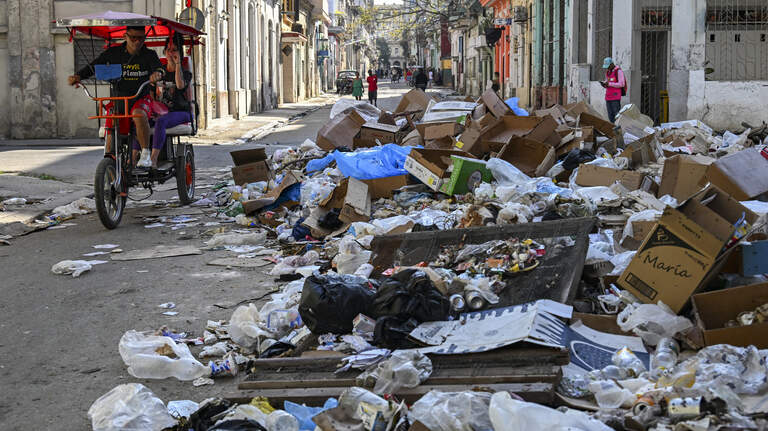 En plena crisis, Cuba impone tarifa mensual por recoger basura con triciclos en La Habana