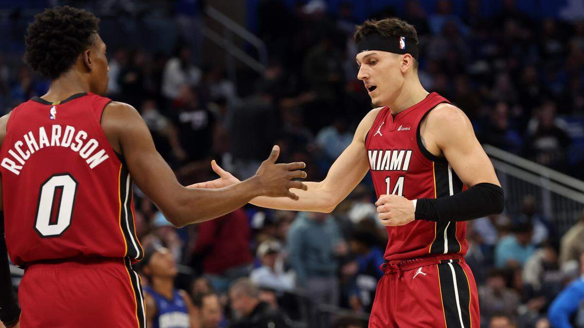 El jugador del Heat Tyler Herro recibe la felicitación de su compañero de equipo Josh Richardson al finalizar la primera mitad del partido ante el Magic, celebrado el 20 de diciembre de 2023 en Orlando.