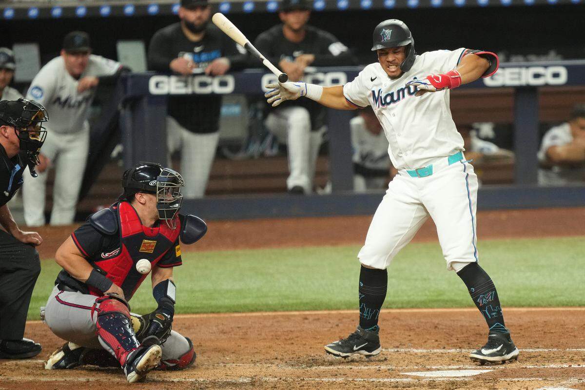 El jardinero de los Marlins Heriberto Hernández es golpeado por un lanzamiento en el cuarto inning del partido contra los Bravos de Atlanta, celebrado el 26 de agosto de 2025 en Miami.