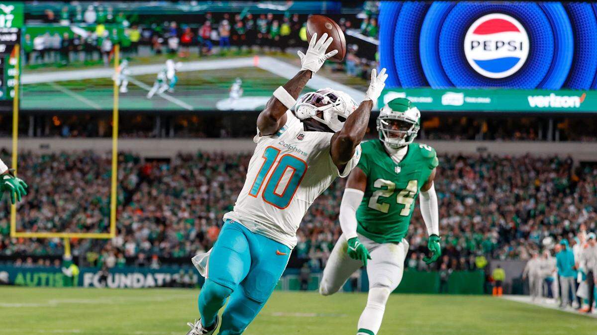 El wide receiver de los Dolphins de Miami Tyreek Hill anota un touchdown en el partido contra los Eagles, celebrado el 22 de octubre de 2023 en Filadelfia.