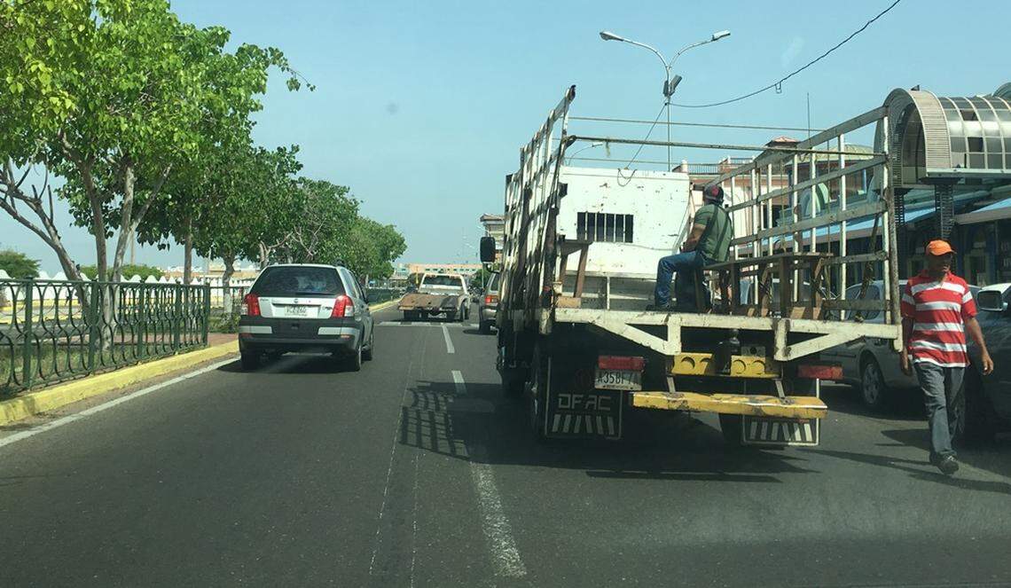 Lo habitantes de Maracaibo, la segunda mayor ciudad de Venezuela, han comenzado a desplazarse en camiones privados como este, apodados “perreras”, ante la falta de transporte público.