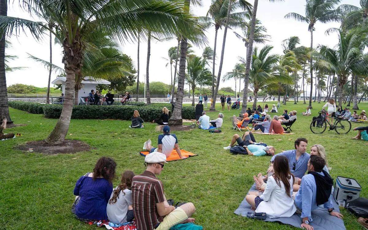 Cada domingo de diciembre Ocean Drive ofrece un concierto gratuito al atardecer con jazz, música de cámara.
