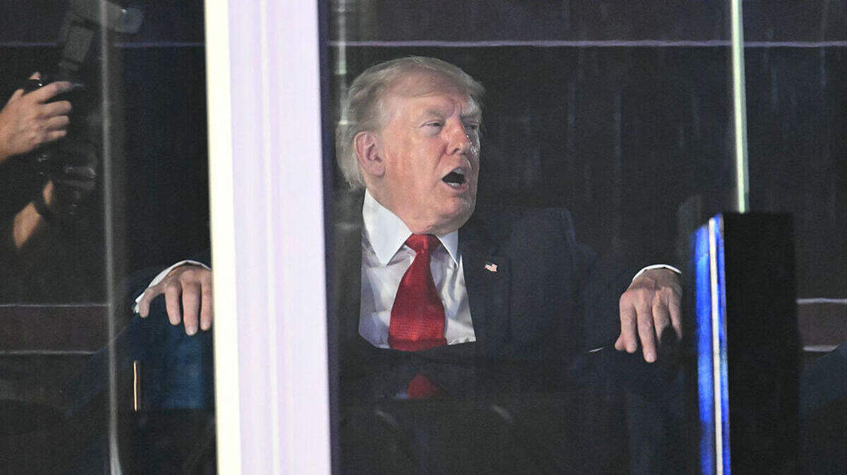 El presidente de Estados Unidos, Donald Trump, observa el espectáculo de fuegos artificiales durante la celebración del Día de la Independencia “Salute to America”, en el National Mall de Washington DC, en la madrugada del domingo 5 de julio de 2026.