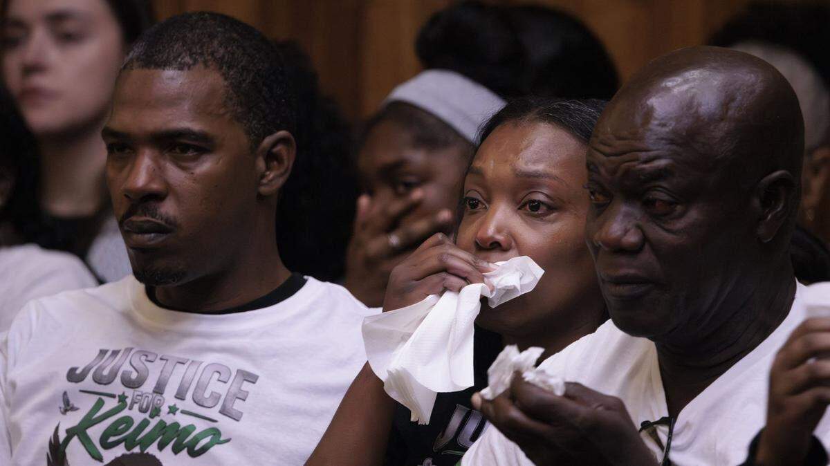 Nathalie Jean, madre de la víctima Yahkeim Lollar, y su padre, observan un video en el que se muestra el momento en que su hijo fue apuñalado. La audiencia de sentencia tuvo lugar el martes 5 de mayo de 2026 en el Edificio de Justicia Richard E. Gerstein, en Miami. Alie Skowronski askowronski@miamiherald.com