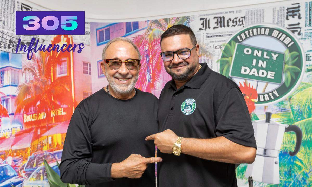 Emilio Estefan, copropietario, y Lenny Carter (der.), fundador de Only in Dade, plataforma de medios sociales que hace un periodismo ciudadano con el que refleja la vida en el sur de la Florida, mediante videos, a veces humorísticos, que envían las personas.