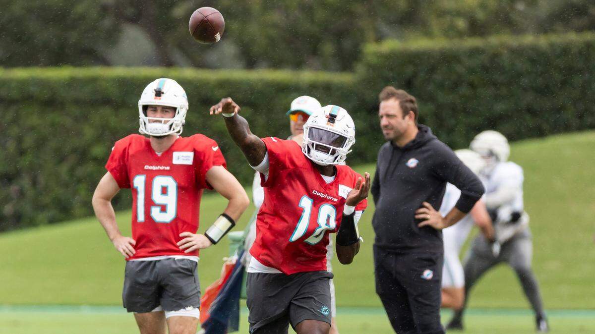 El quarterback de los Dolphins Tyler Huntley lanza el ovoide en una práctica en el Baptist Health Training Complex, el 26 de septiembre de 2024 en Miami Gardens, Florida.
