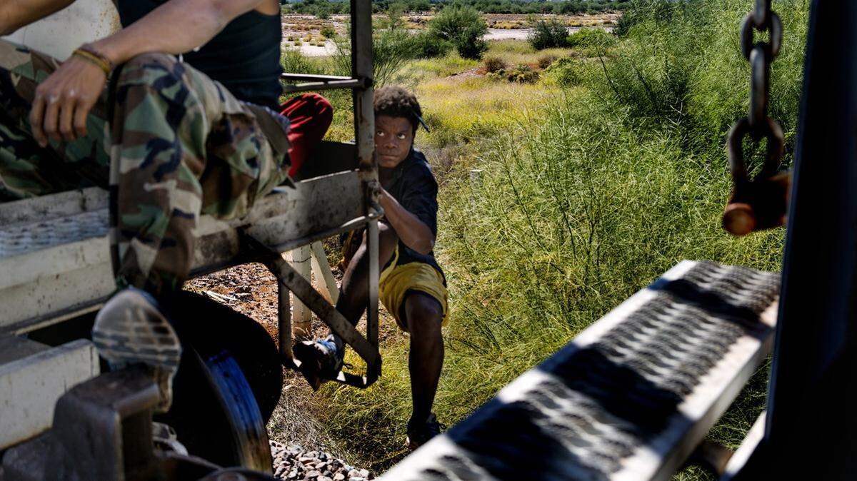 Foto de archivo del 25 de octubre de 2016 que muestra a un inmigrante hondureño en el estado mexicano de Sonora, abordando un tren de carga en movimiento que se dirige a la frontera con Estados Unidos.