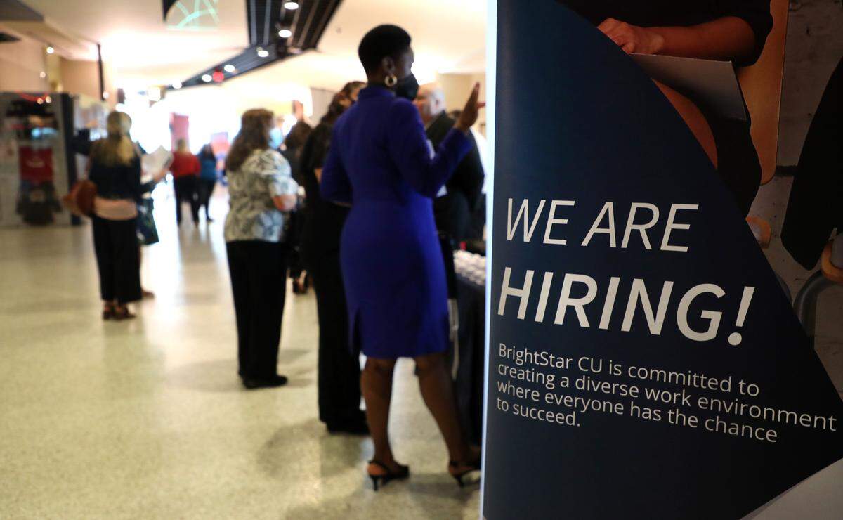 El descenso en la creación de empleos en Estados Unidos aumenta la relevancia de las ferias de trabajo, donde las personas en busca de un empleo pueden hacer networking y conocer a empleadores de varias compañías en un mismo lugar.