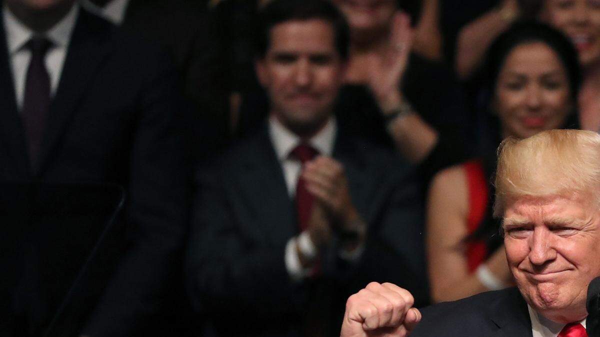 El presidente Donald Trump en el Teatro Manuel Artime en La Pequeña Habana de Miami. 