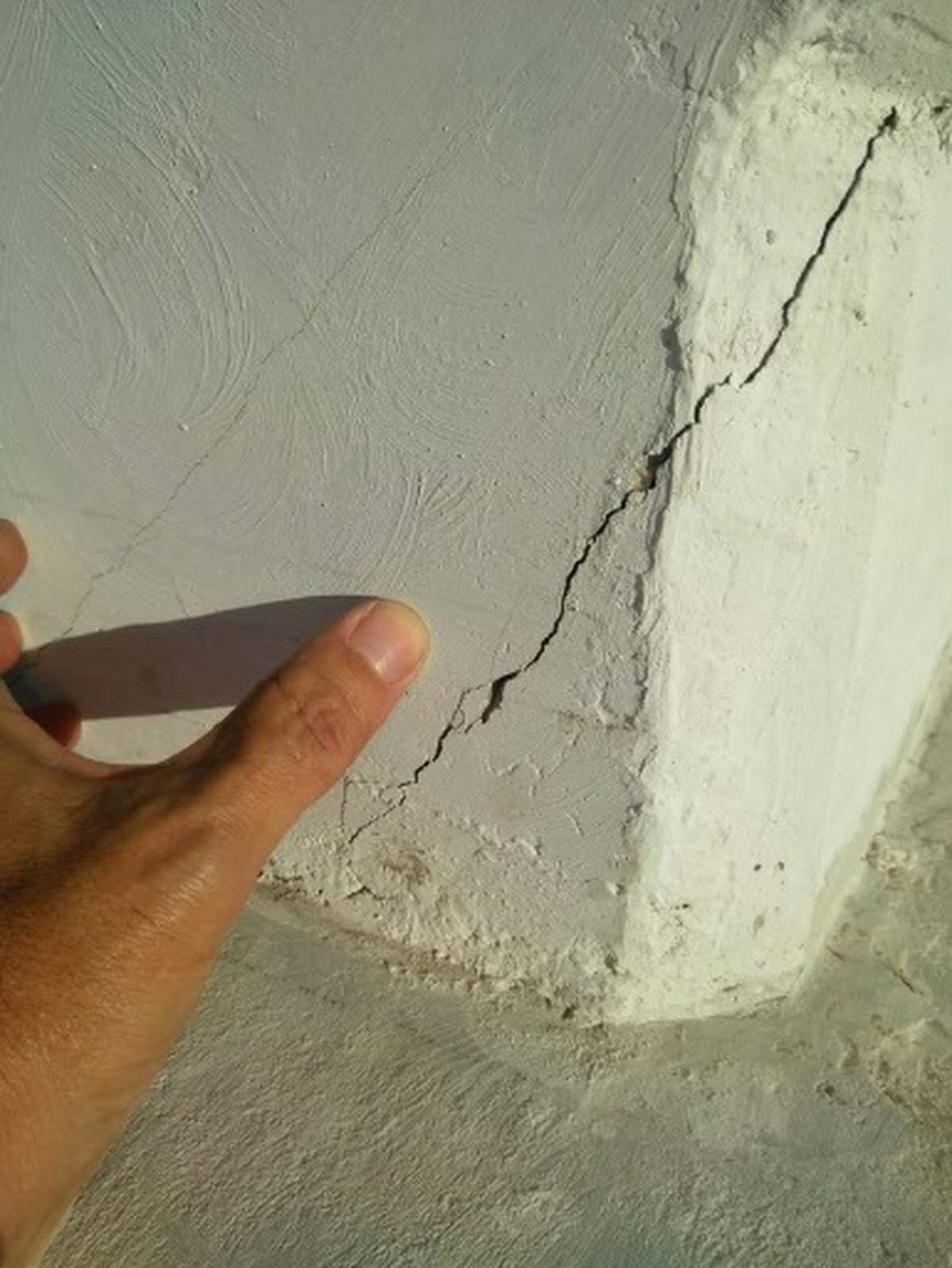 Cracks that developed in the support strut that later failed when the Florida International University bridge collapsed should have alerted the span's engineers that their design might have problems, outside experts told the Herald.