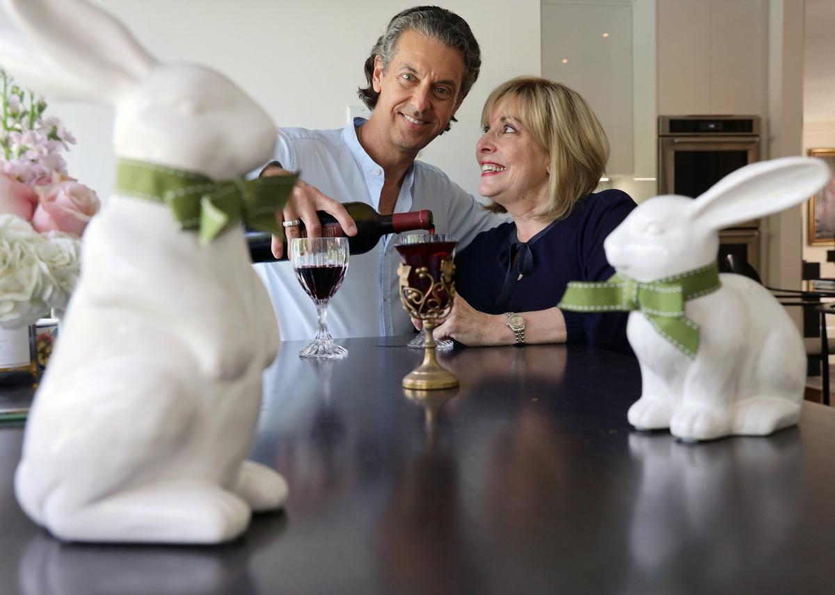 William Shihur y May Cain comparten una copa de vino en su hogar de North Miami Beach, al recordar cómo se conocieron. Profesar diferentes credos no representó un obstáculo para forjar una relación marital.