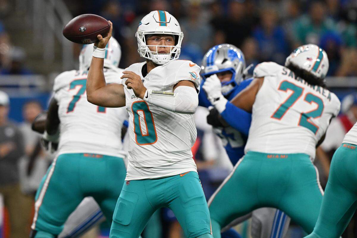 El quarterback de los Dolphins Zach Wilson pasa el ovoide en el partido de pretemporada ante los Lions, celebrado el 16 de agosto de 2025 en Detroit.