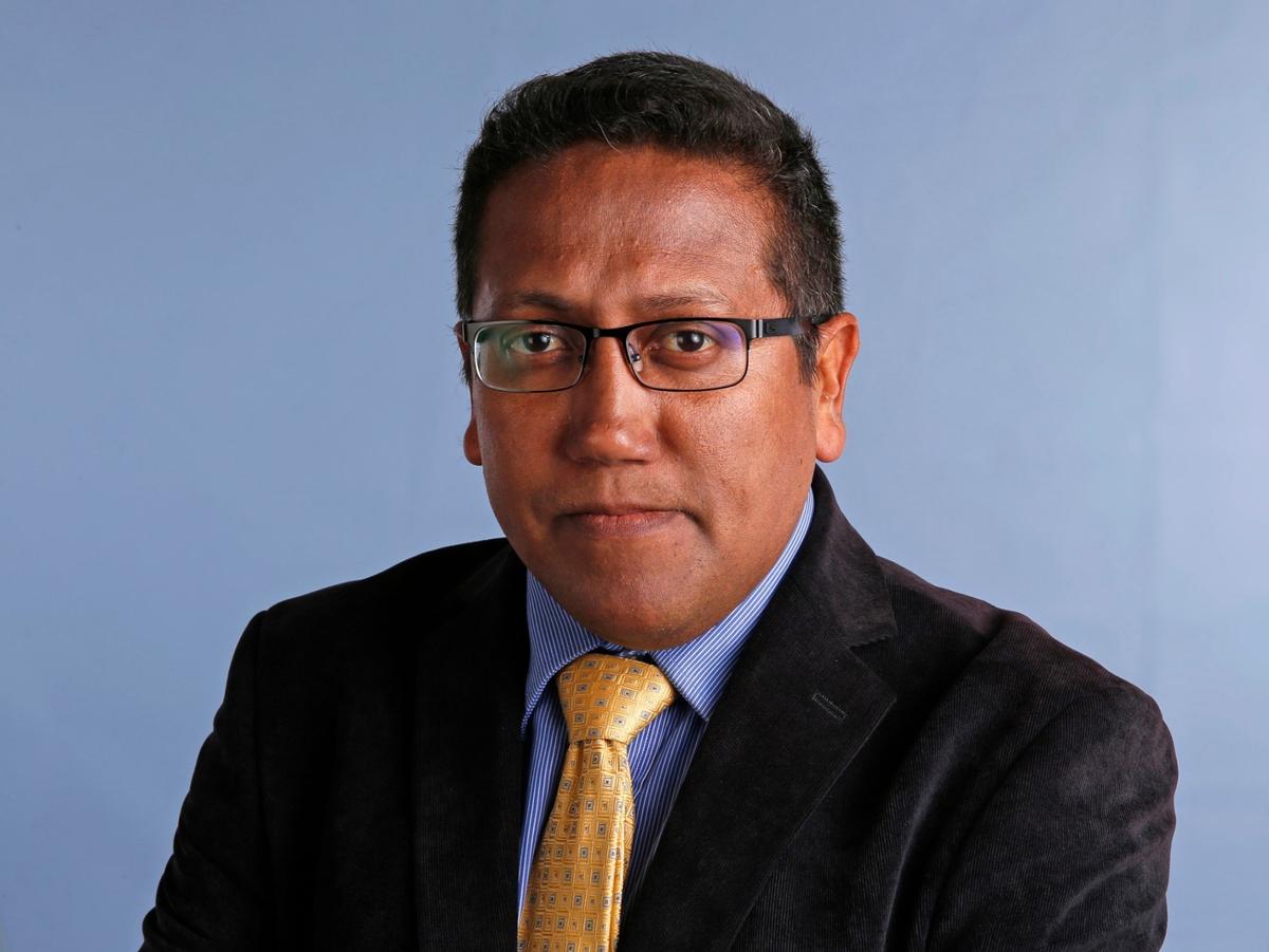 Journalist Enrique Flor, a prominent figure in investigative journalism in Latin America and Miami, died on the night of March 13 at the Jackson Memorial Perdue Medical Center in Miami as a result of the aftermath of several strokes.