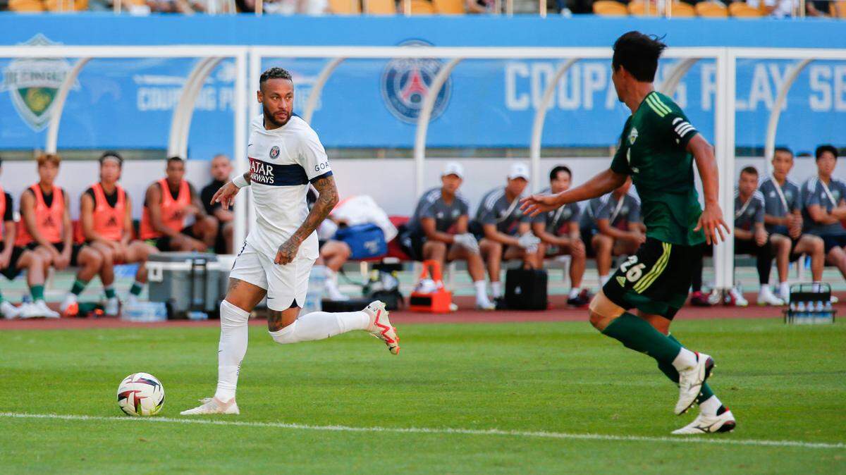 El astro brasileño Neymar (izq.) habría alcanzado un acuerdo para salir del Paris Saint-Germain y firmar por dos años con el club saudí Al Hilal.