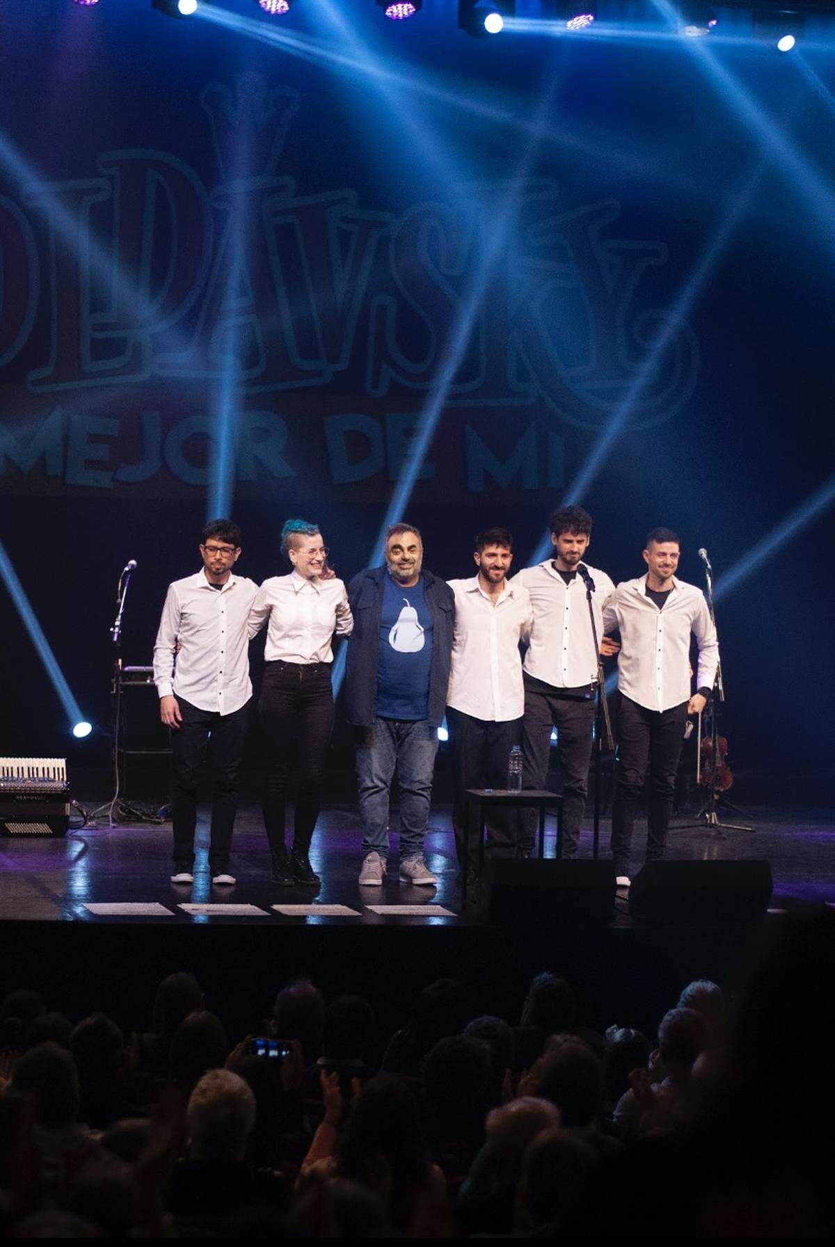 En sus espectáculos también hay música ya que es acompañado por un grupo llamado “La Valentín Gómez”.
