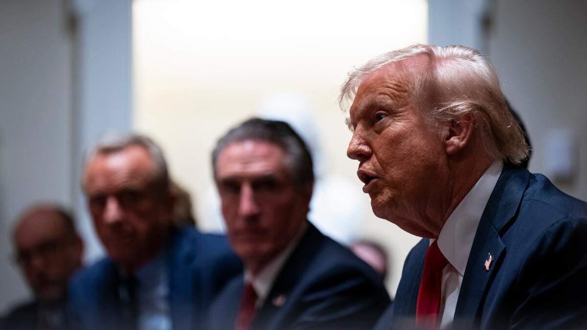 Robert F. Kennedy Jr., secretario de Salud y Servicios Humanos (HHS), (de izquierda a derecha); Doug Burgum, secretario del interior; y el presidente Donald Trump, durante una reunión del gabinete en la Casa Blanca en Washington, D.C., el miércoles 26 de febrero de 2025.