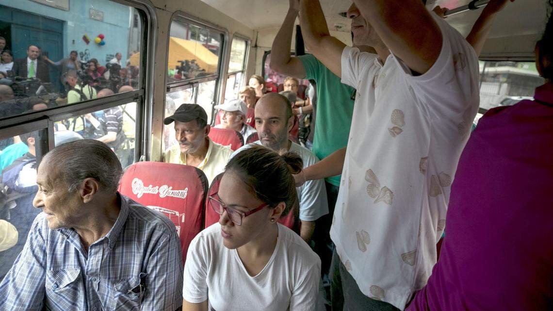 Un grupo de personas se moviliza en un autobús rumbo a un centro electoral para participar en las elecciones de gobernadores este domingo 15 de octubre de 2017, en Caracas, Venezuela.