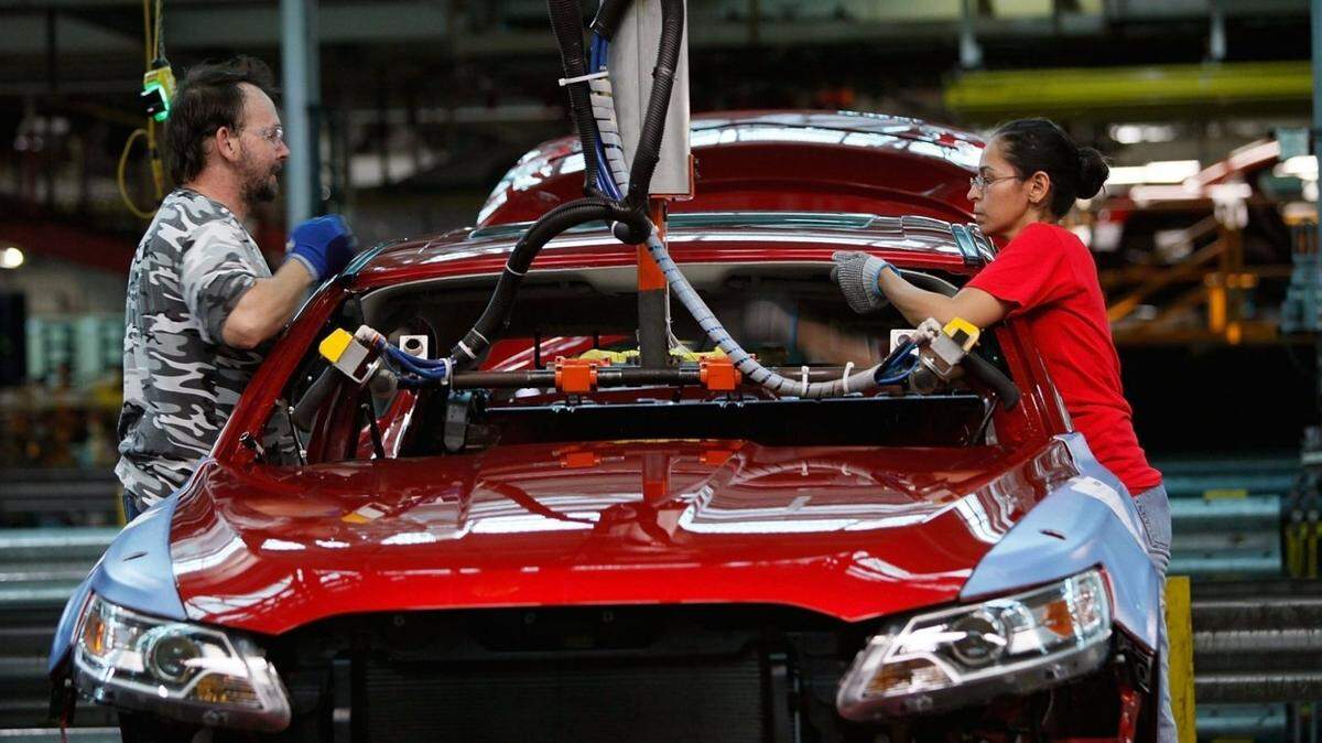 Bajo el T-MEC, México debe autorizar formalmente a los trabajadores que formen sindicatos independientes. Los sindicatos mexicanos tradicionalmente han estado dominados por los empleadores y el gobierno, y han hecho poco en beneficio de los trabajadores.