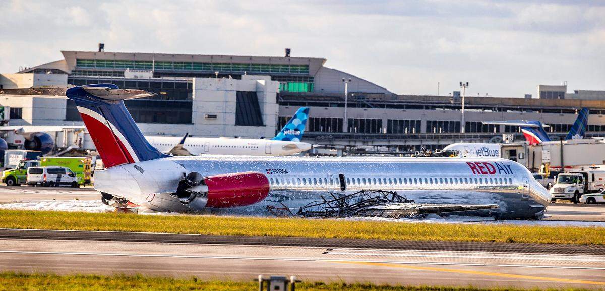 Vista del avión de Red Air que se incendió después de que el tren de aterrizaje colapsara en la pista del Aeropuerto Internacional de Miami, el 21 de junio de 2022.