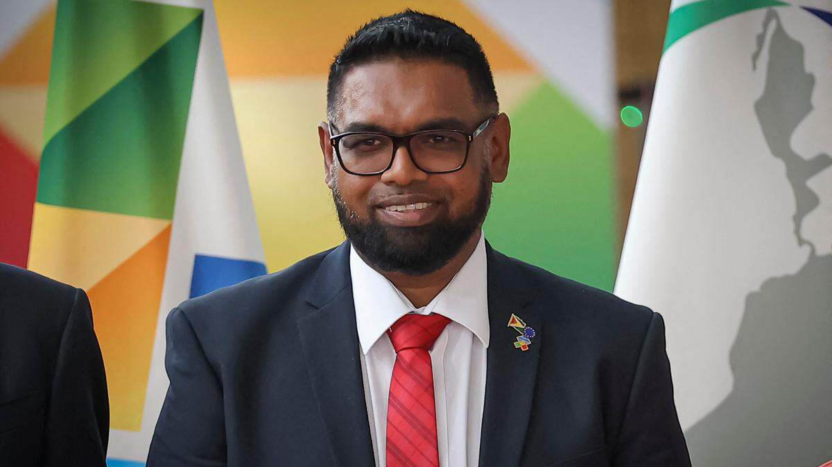 El presidente de Guyana, Irfaan Ali, asiste a la cumbre entre la Union Europea y la Comunidad de Estados Latinoamericanos y Caribeños, en Bruselas, el 17 de julio de 2023.