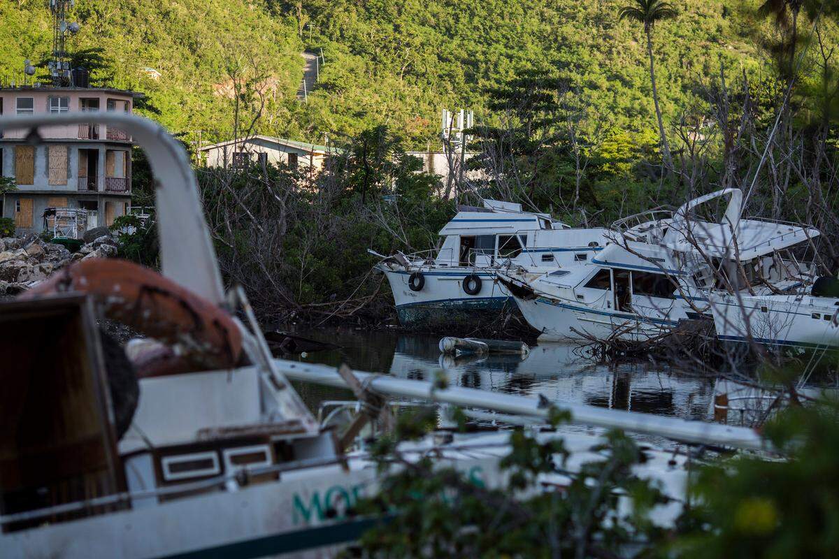 Los huracanes dañaron gravemente los principales puertos deportivos y hoteles de las Islas Vírgenes Británicas, un destino vacacional ubicado a 96 kilómetros al este de Puerto Rico, conocido por ser un lugar de recreo para los ricos y la capital mundial del velerismo.