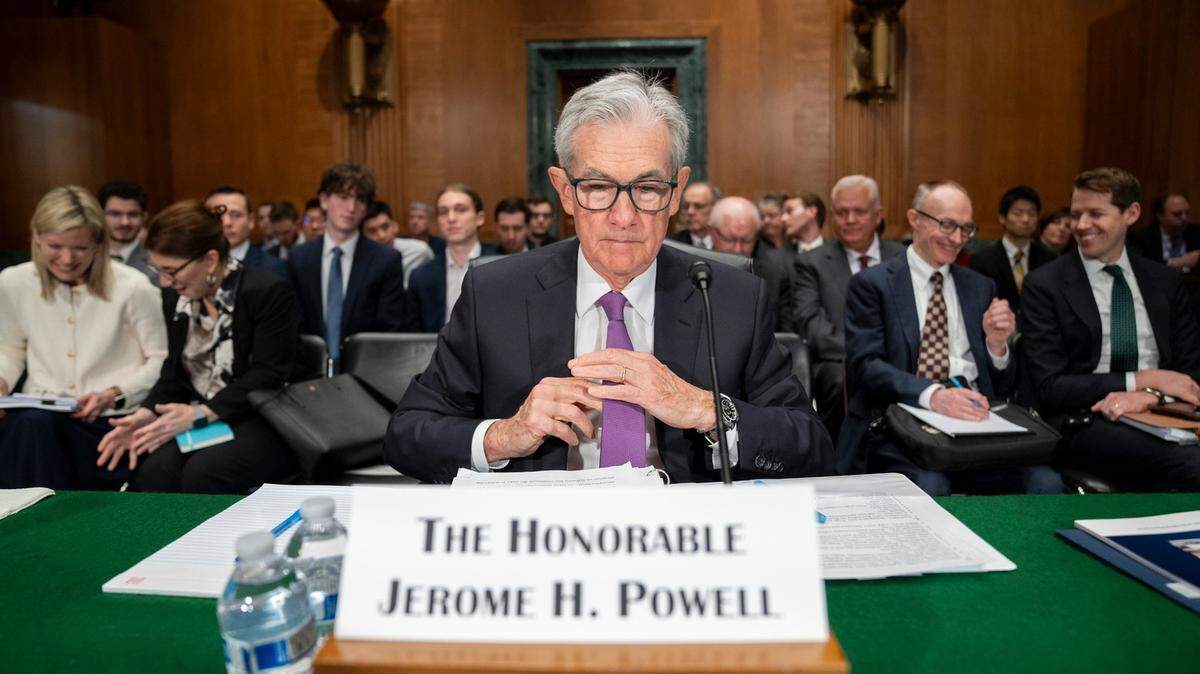 El presidente de la Reserva Federal, Jerome Powell, se prepara para declarar ante el Comité Bancario del Senado, en el Capitolio, Washington, el jueves 7 de marzo de 2024.