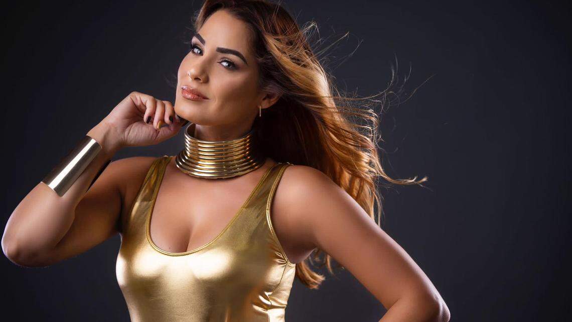 La actriz, animadora y cantante cubana, llegada a Miami en 2014, se encuentra presentando el disco “Busco la luz del sol”.