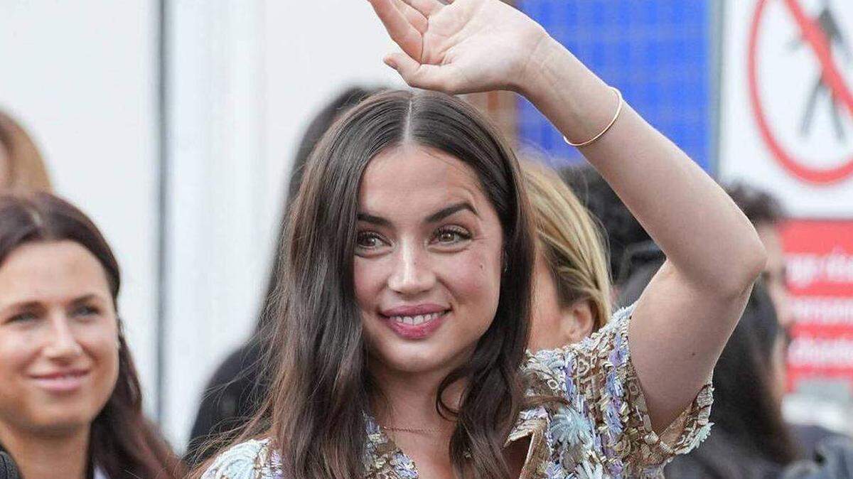 La actriz cubana Ana de Armas en un desfile de Louis Vuitton durante la Semana de la Moda de París en octubre de 2023.