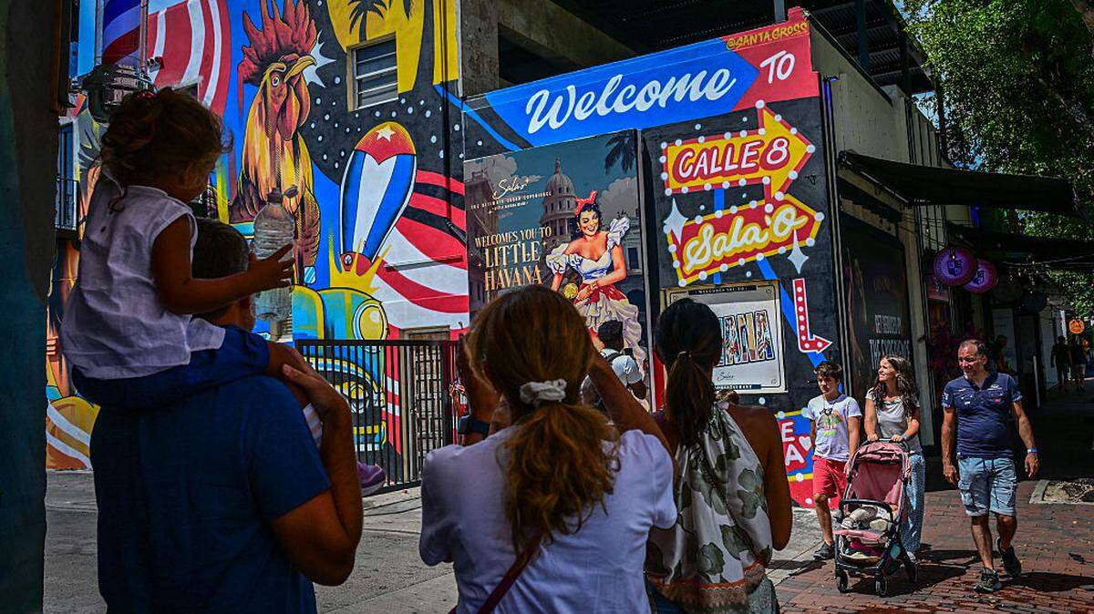 Foto de archivo de Food & Walking Tours en diversos lugares de La Pequeña Habana. El gobierno de Trump puso fin al parole de reunificación familiar en EEUU para ciudadanos de Colombia, Cuba, Ecuador, El Salvador, Guatemala, Haití y Honduras.