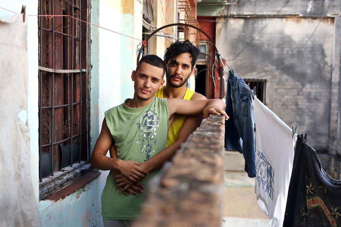 Oscar Alejandro Pérez Enríquez (izq), de 20 años, y su pareja David Martínez García (der), de 30 años, posan en su casa en un barrio popular de La Habana, Cuba.