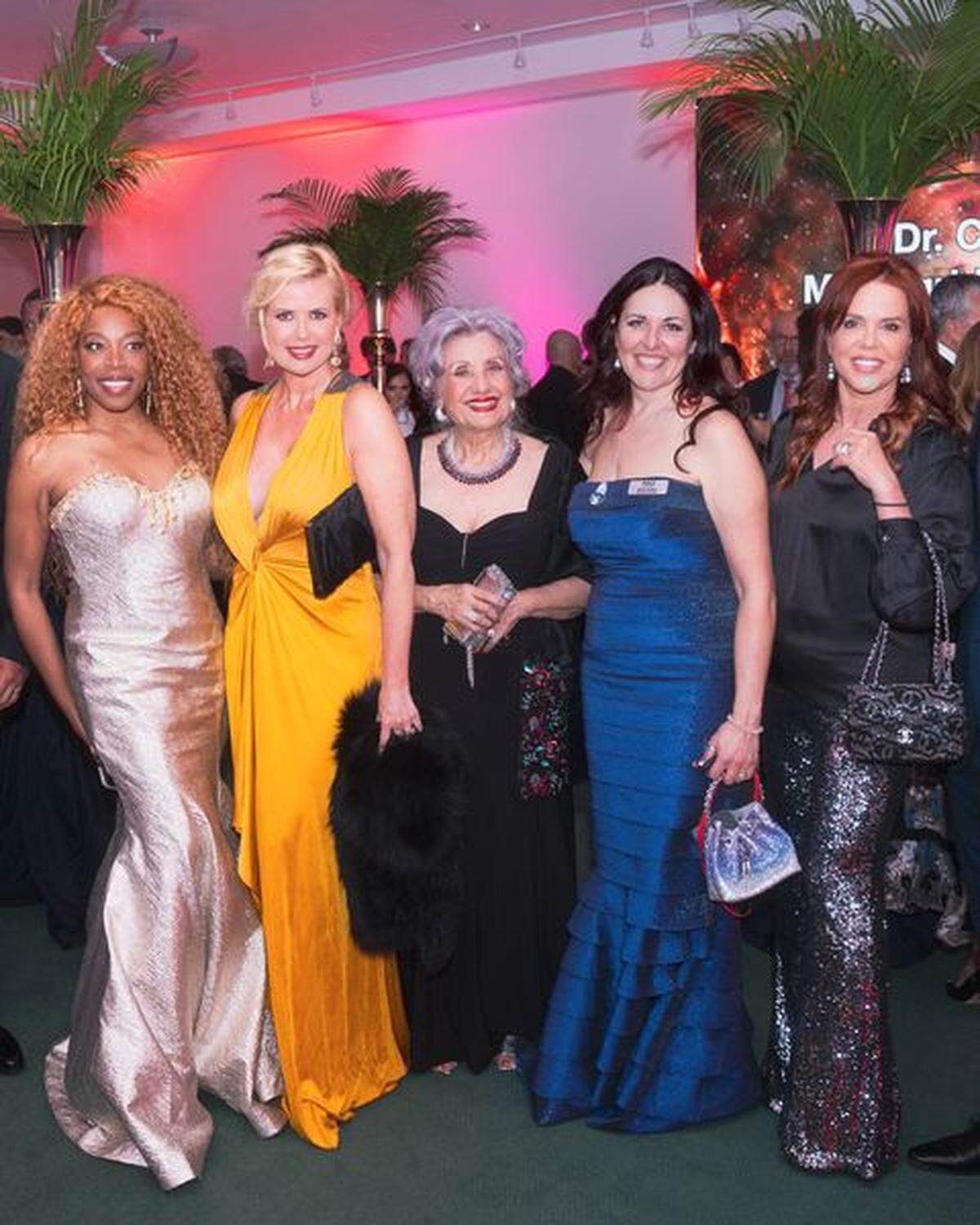 Yanela Brooks, Sissi Fleitas-Refaie, Dinorah Arguelles, María Todaro, directora de la Florida Grand Opera, y María Celeste Arrarás, en la presentación de ‘La Bohème’ el 6 de abril en el Adrienne Arsht Center, en Miami.