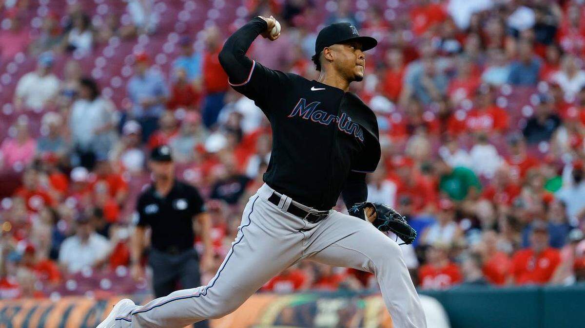 ELIESER HERNANDEZ lanza el viernes contra los Rojos en Cincinnati.