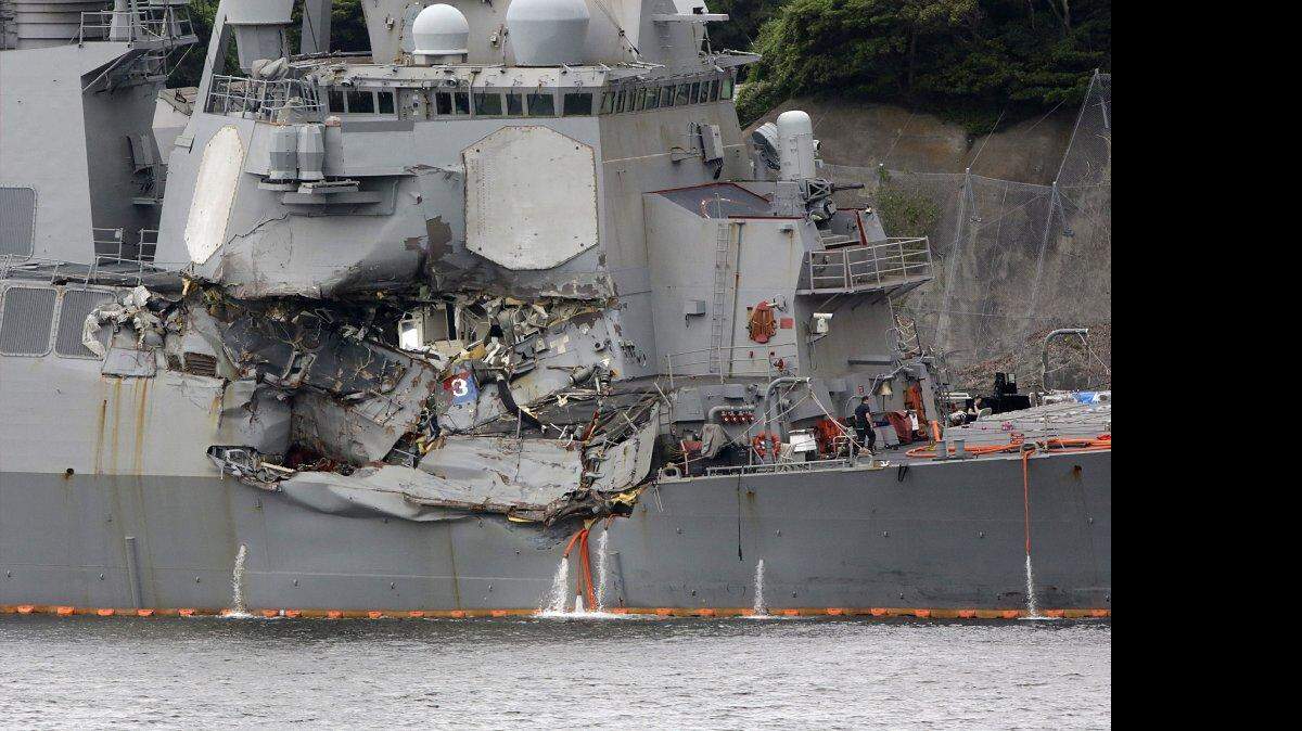 En la foto se muestra la parte dañada de USS Fitzgerald el domingo 18 de junio del 2017 en la base naval de los EEUU en Yokosuka, sudoeste de Tokio.