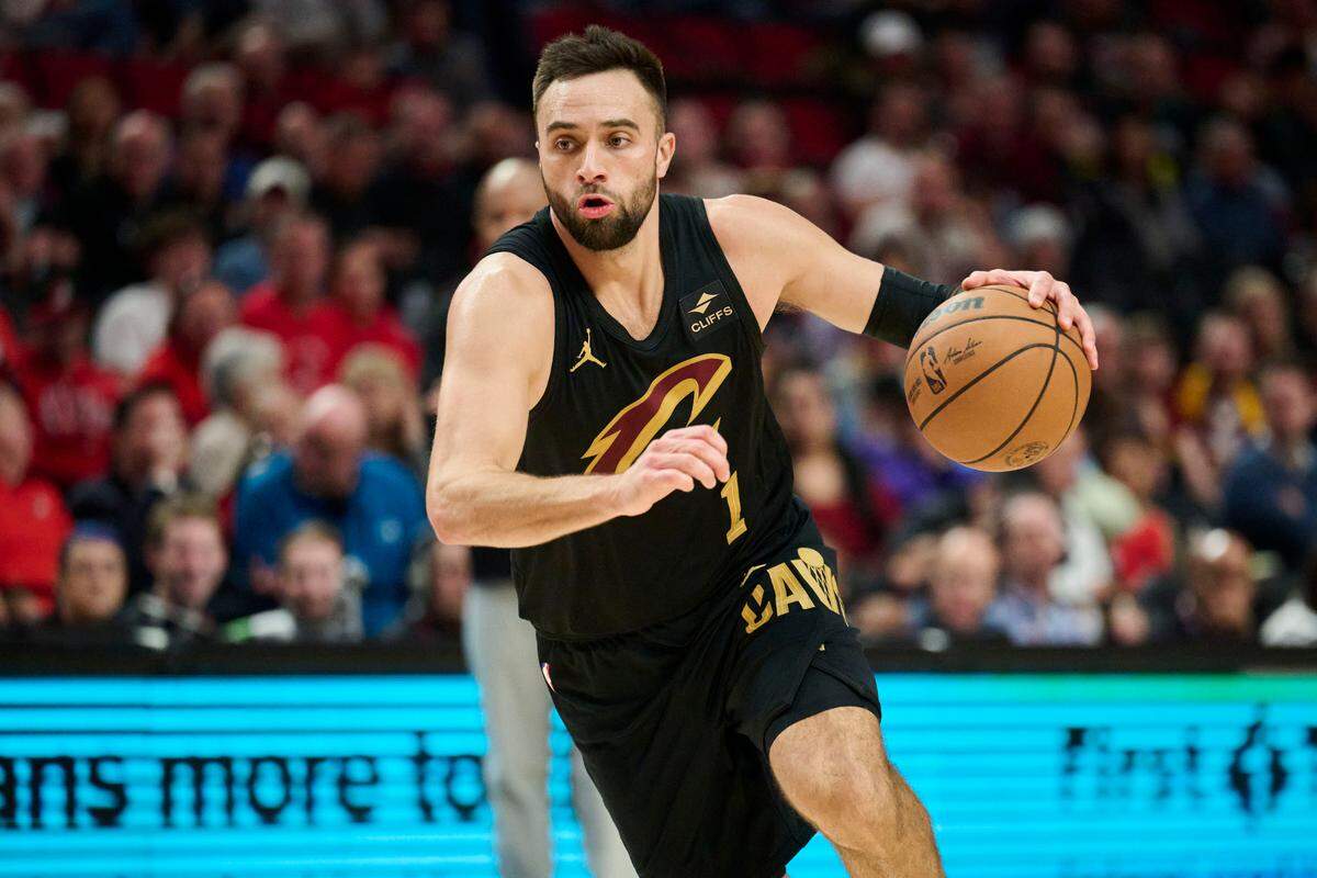 El jugador de los Cavaliers de Cleveland Max Strus conduce el balón en el partido ante los Trail Blazers, celebrado el 15 de noviembre de 2023 en Portland.