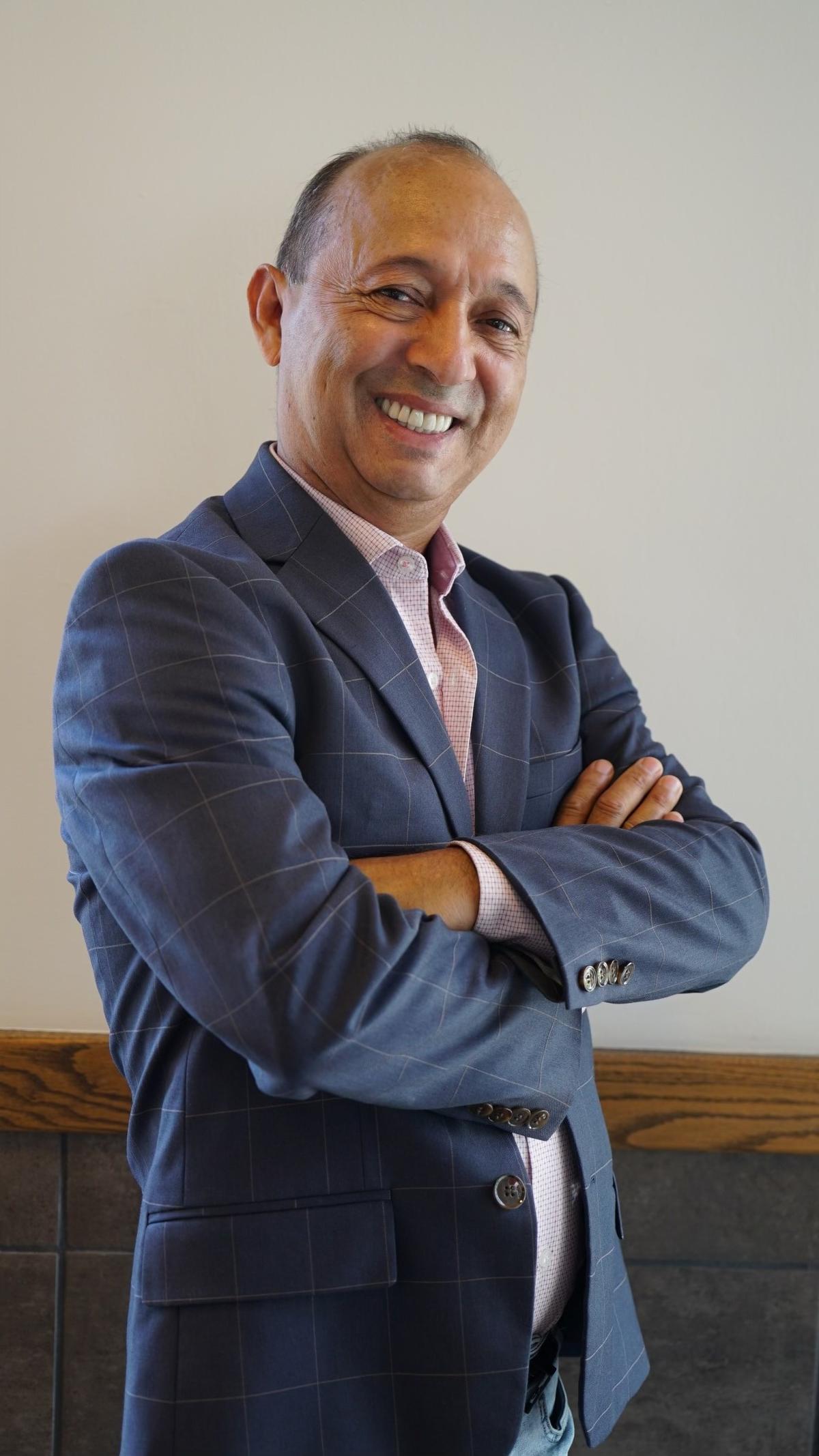 “Tiene que ser como la conquista en el amor, hay que creérselo”, dijo el comediante Nelson Gudín, que ya compró su primera casa en Miami y en octubre inaugura un restaurante en Hialeah.