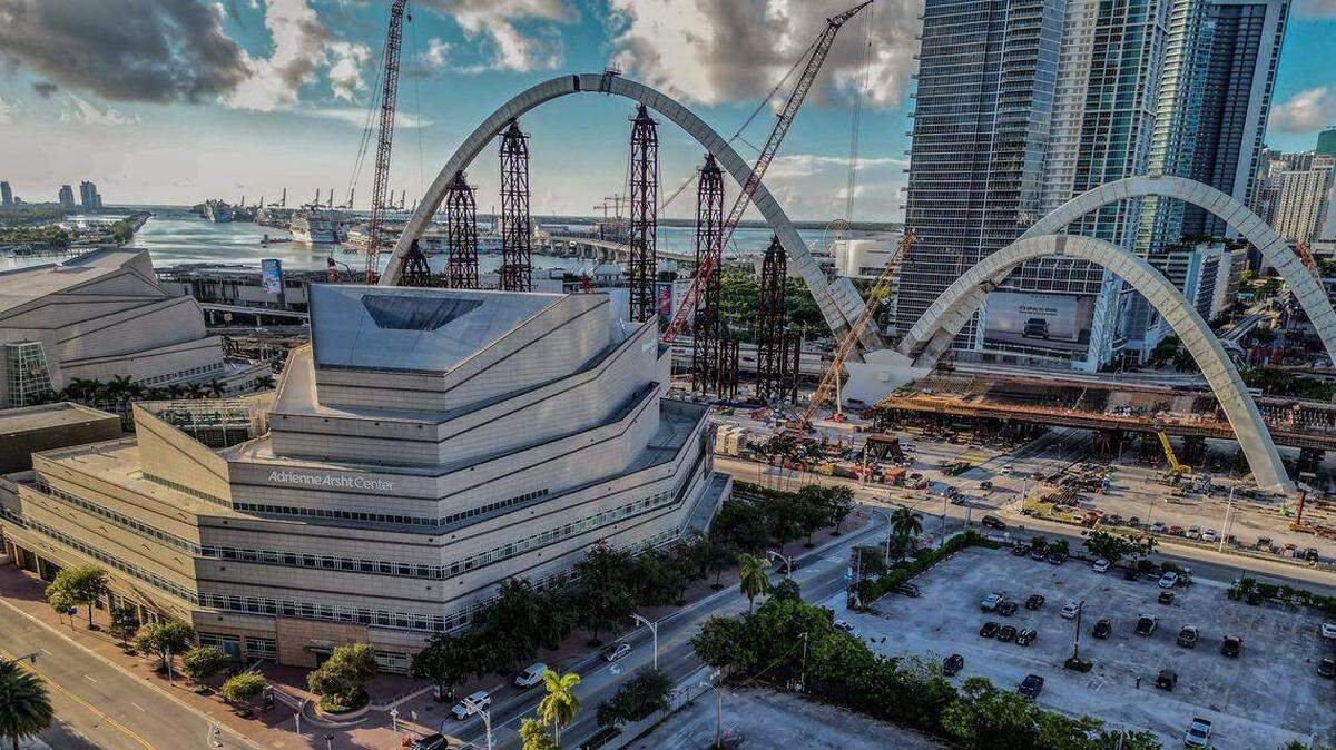 Vista del Centro Arsht y la construcción de los arcos del nuevo puente de la I-395, el sábado 16 de agosto de 2025.
