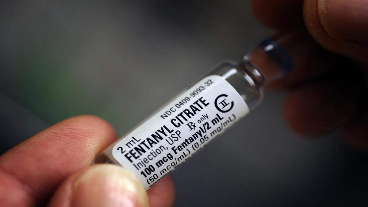 Tras una investigación, las autoridades determinaron que los individuos compraron la sustancia pensando que era heroína, pero en realidad era fentanyl casi puro.