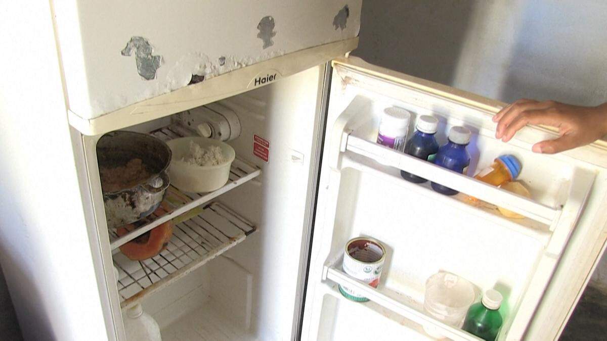 Diana Ruiz, una ama de casa que vive en el Nuevo Vedado, La Habana, muestra lo que tiene en la nevera: una hamburguesa, dos pomos de agua y un batido de fruta congelado. “Ahí está todo”, dice desesperanzada en su casa en la que también vive con su padre invidente.