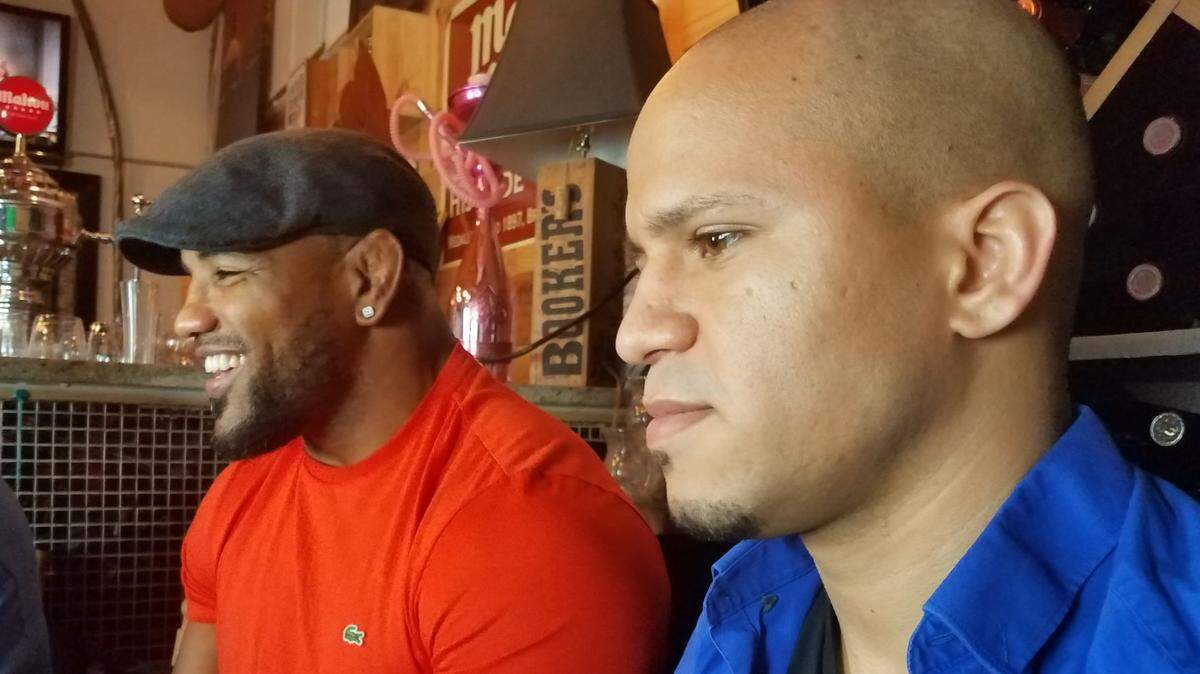 YOEL ROMERO y Jorge Romero (d) durante una entrevista en el programa de Facebook El Vikingo y Ebro Live el 19 de marzo en Miami.