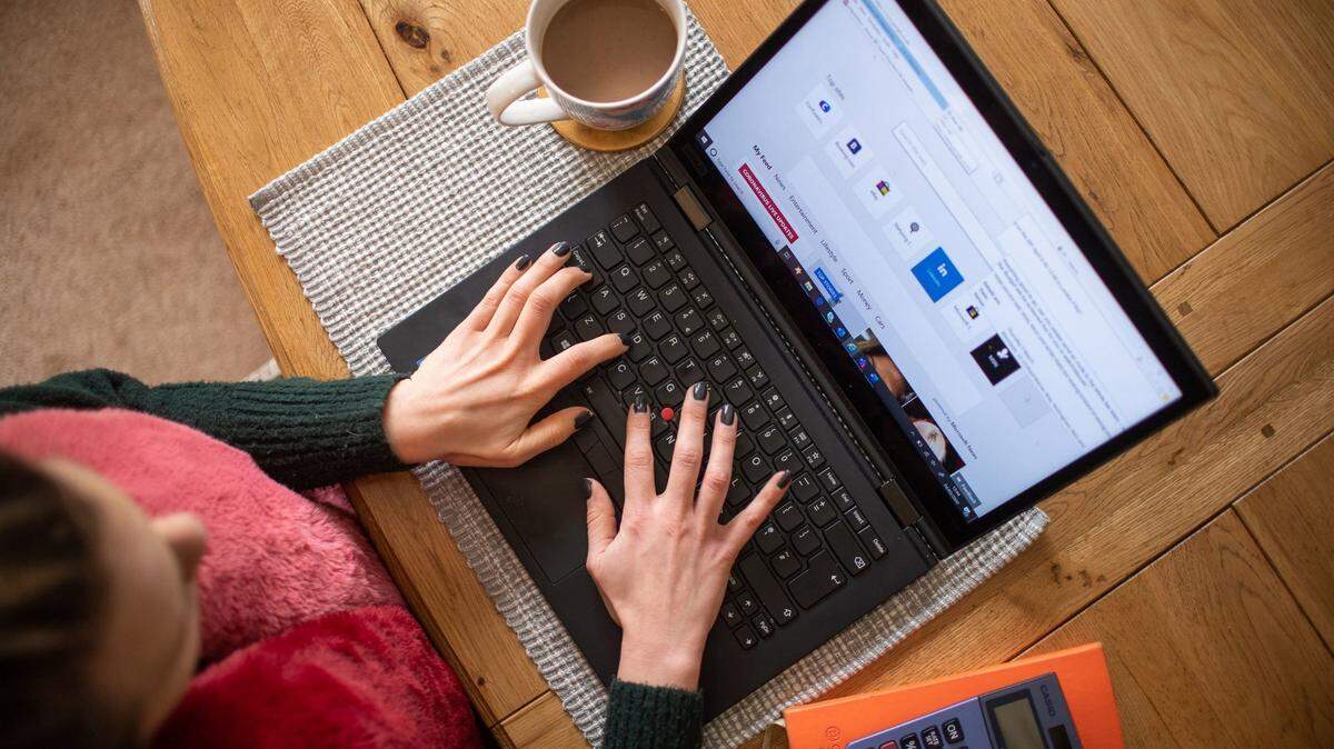 Una mujer usa una computadora portátil en una mesa de comedor configurada como una oficina remota para trabajar desde casa. Las actitudes de los empleadores hacia las modalidades de trabajo flexible han cambiado notablemente durante la pandemia, sugiere una nueva encuesta.
