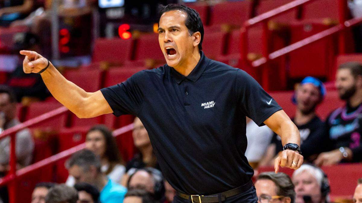 El entrenador del Heat Erik Spoelstra reacciona durante un partido contra los Pistons de Detroit, el 6 de diciembre de 2022 en Miami.