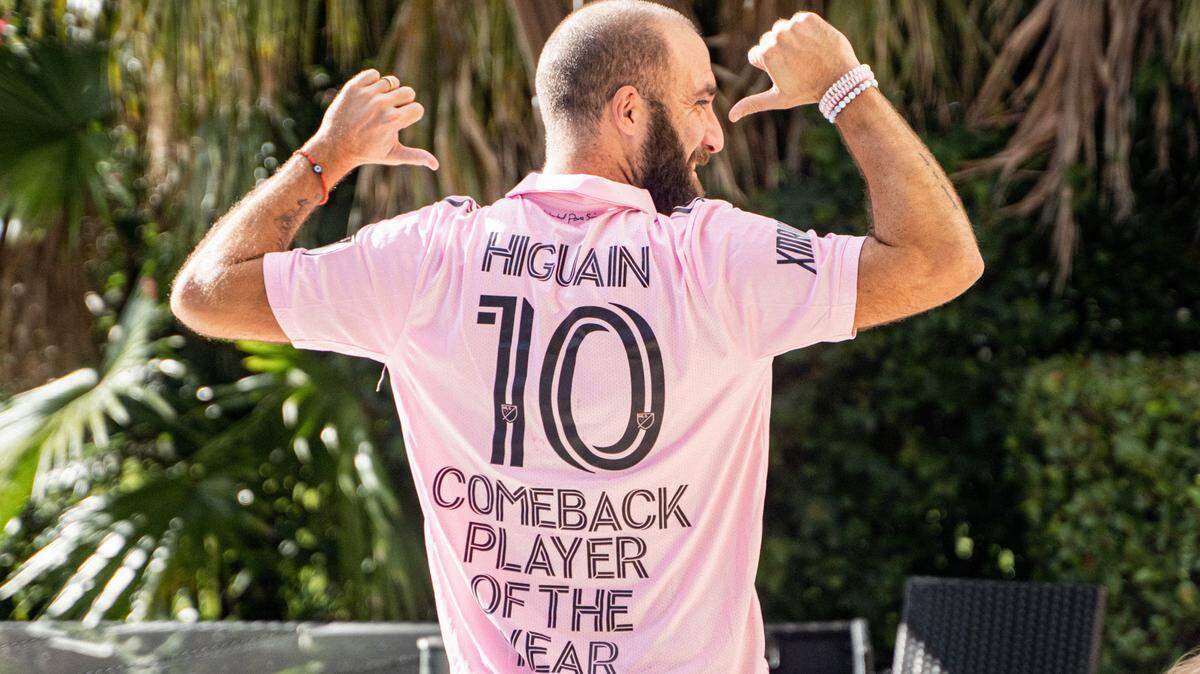 El delantero argentino del Inter Miami Gonzalo Higuaín muestra la camiseta después de haber sido nombrado el Jugador con Espíritu de Superación del Año 2022 de la MLS.
