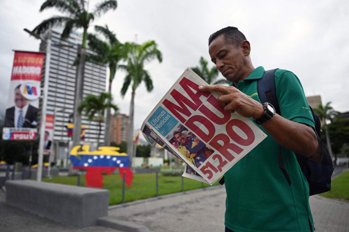 Un hombre lee un periódico que reporta la victoria del gobernante Nicolás Maduro, un día después de las elecciones presidenciales venezolanas, el lunes 29 de julio de 2024, en Caracas.