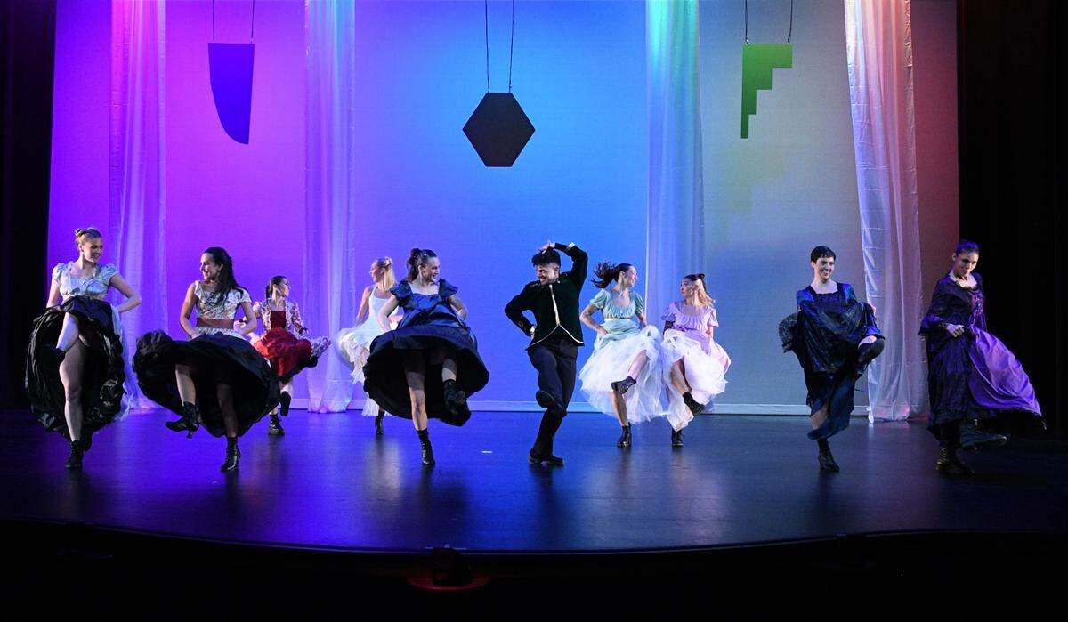 Al frente, de izquierda a derecha: Grace Andersen, Valentina Carvallo, Brianna Campbell, Joaquín Espinosa, Meagan Christiansen y Abigail Mas en “The Ball”, coreografía de Brianna Campbell y Mika Santo.