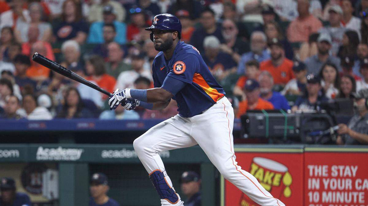 Yordan Álvarez, toletero de los Astros de Houston, podría perderse al menos cuatro semanas de actividad, por un tirón en los oblicuos del costado derecho.