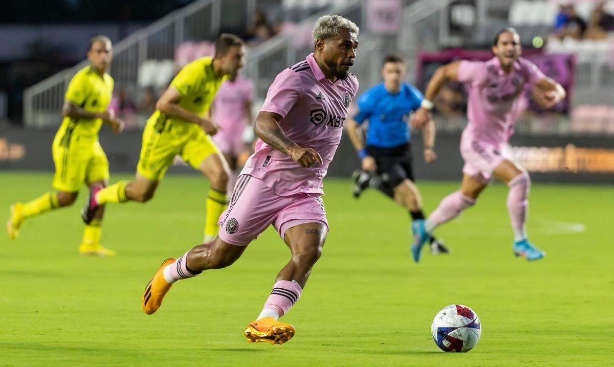 El delantero del Inter Miami Josef Martínez conduce la pelota ante Nashville, en el partido de octavos de final de la Copa Lamar Hunt, celebrado el 23 de mayo de 2023 en el DRV PNK Stadium, en Fort Lauderdale, Florida.