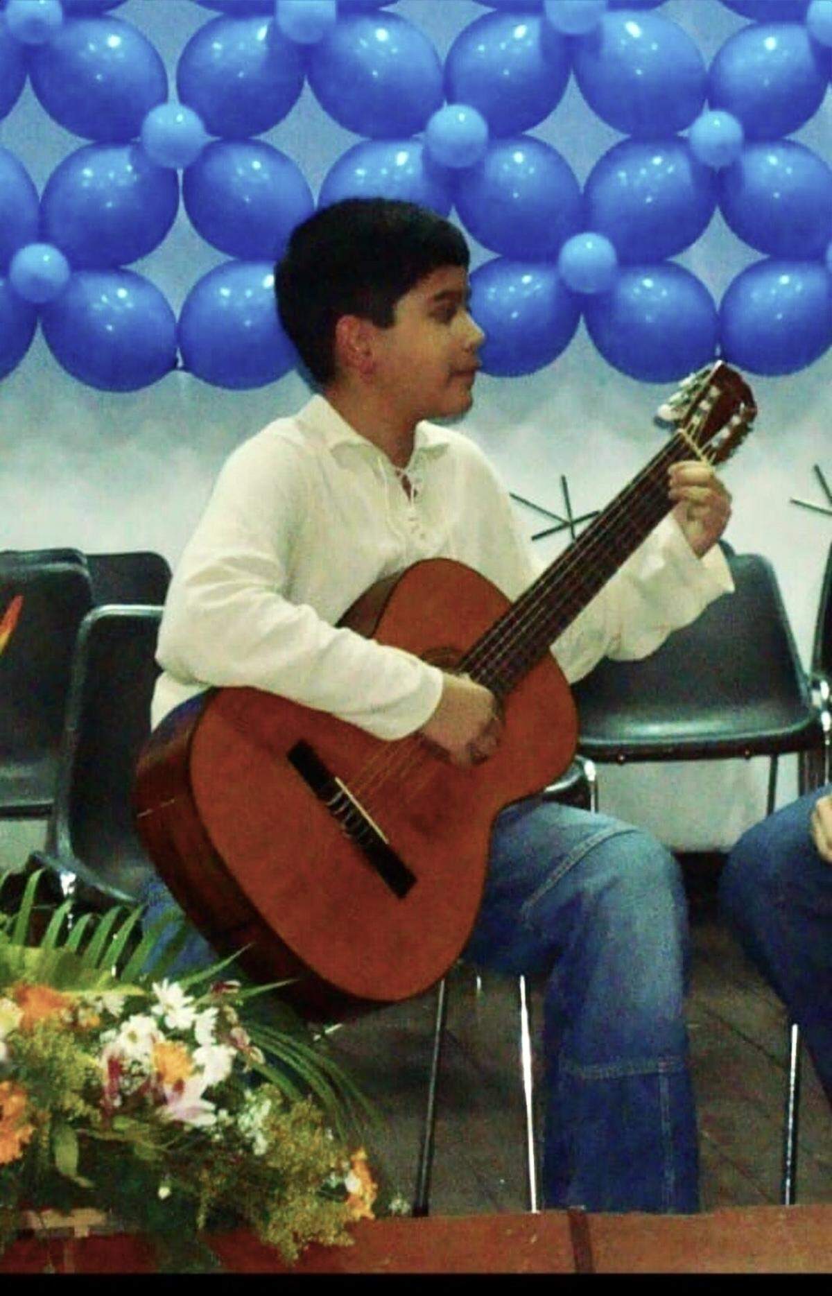 Su primer instrumento fue el cuatro, en sus propias palabras “una especie de ukelele venezolano”. Luego vinieron la mandolina, la guitarra, la flauta…